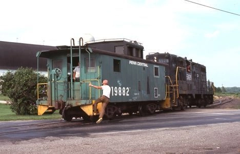 Conrail-ClintonLocalAtLenaweeJct-07-1977DougLeffler.jpg